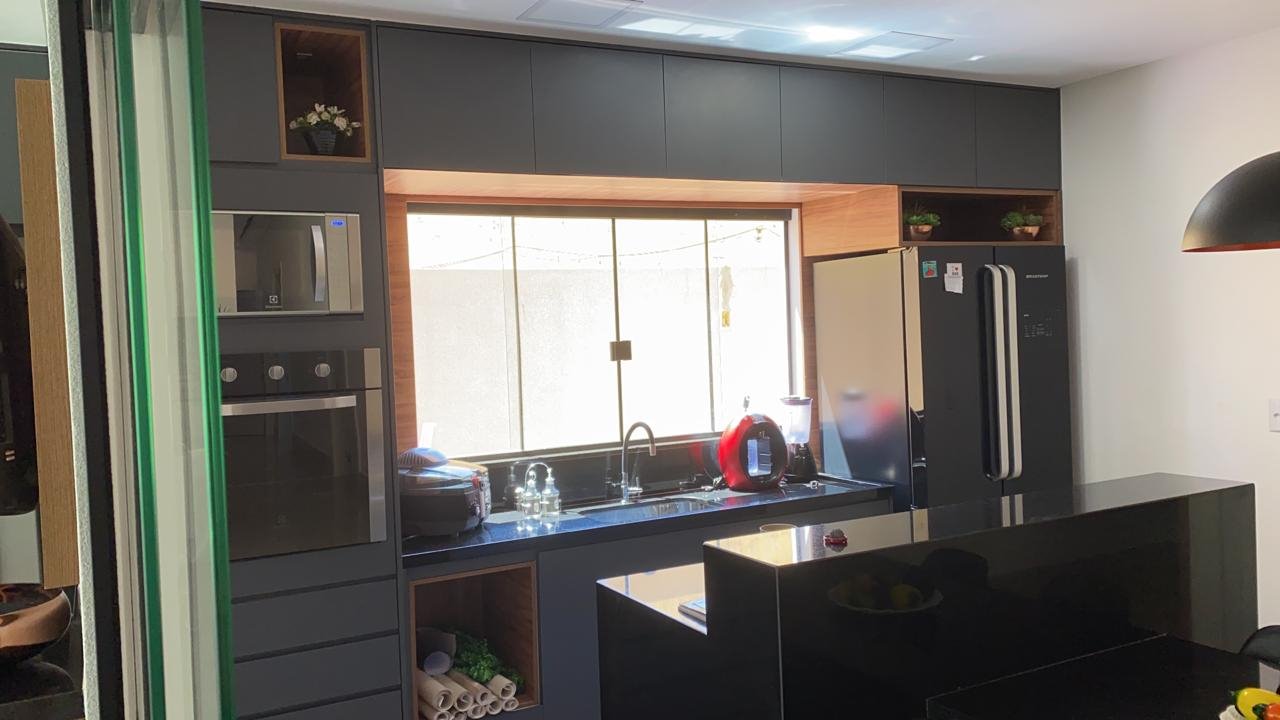 Cozinha planejada em tons de cinza com nichos de madeira