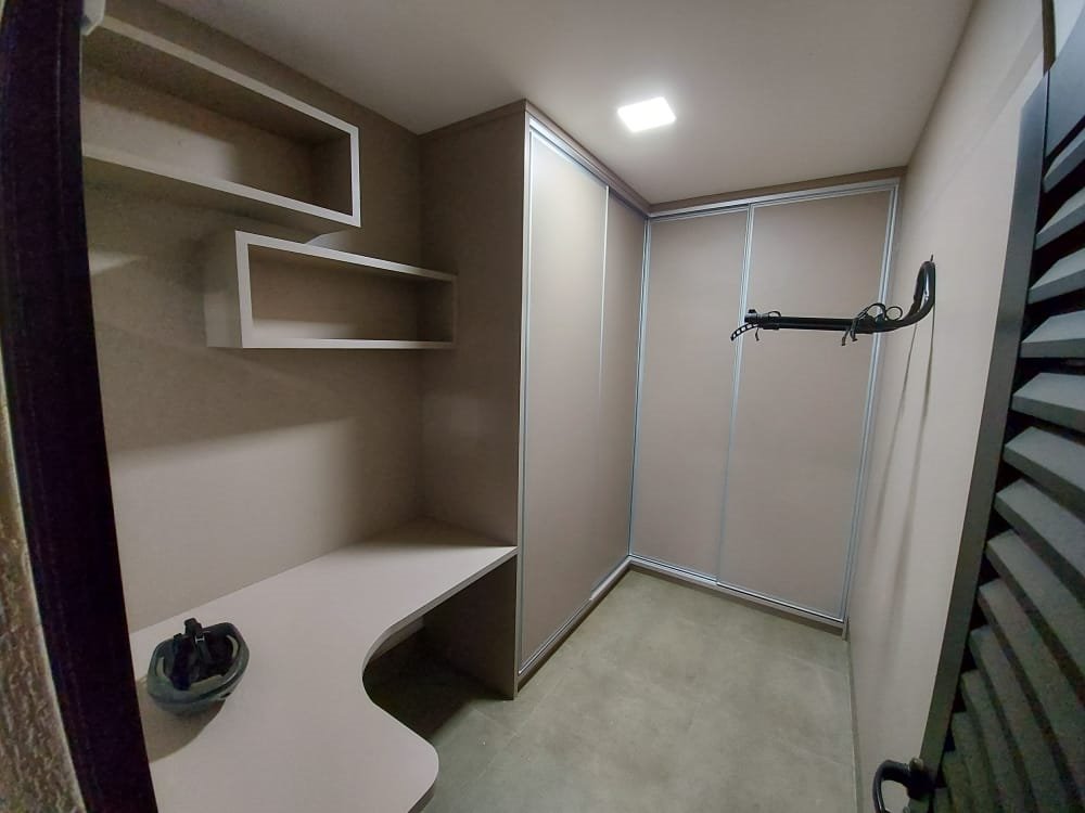 Closet planejado com portas de correr e bancada integrada