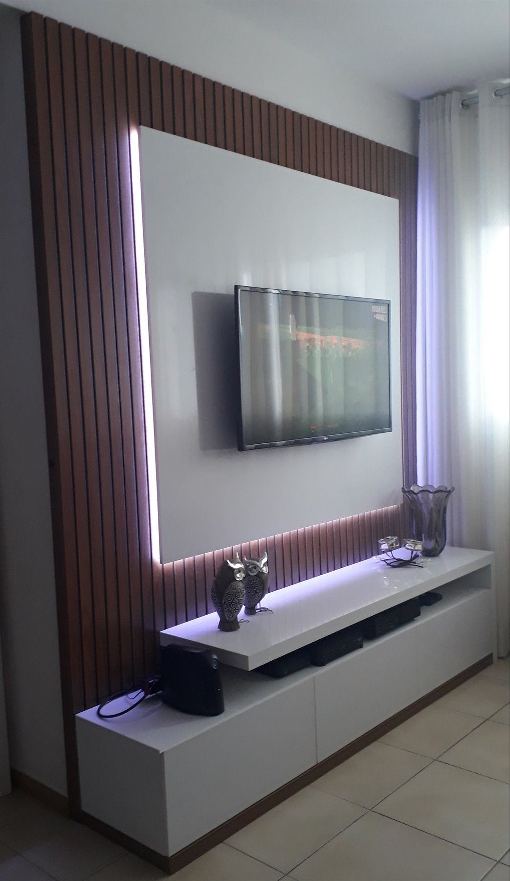 Painel de TV ripado com LED e rack planejado